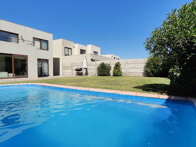 LINDA CASA EN SANTA ELENA EQUIPADA CON PISCINA Y TERRAZA