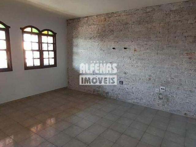Linda Casa Estilo Colonial de 03 Quartos e uma Suite no B. Tropical