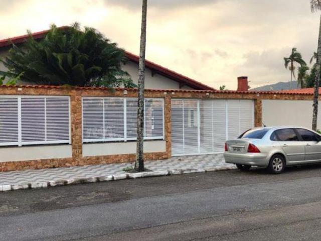 Linda Casa Isolada com Piscina no Balneário Flórida — 2 Terrenos