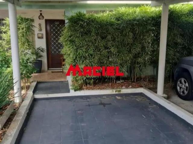 Linda Casa lote inteiro com 3 dormitórios em Jacareí!