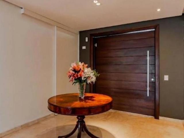 Linda Casa Padrão à Venda no Pacaembu 3 Suítes, Piscina e Espaço Gourmet R$ 4.200.000