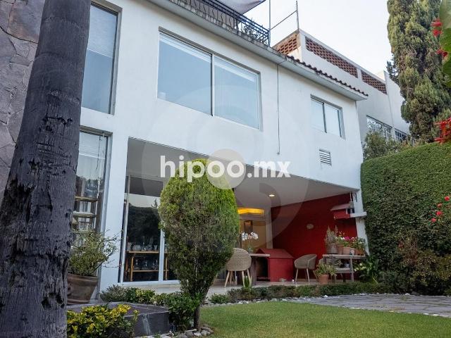 Linda casa para la familia que busca espacios amplios en calle muy tranquila, parte baja de La Herradura