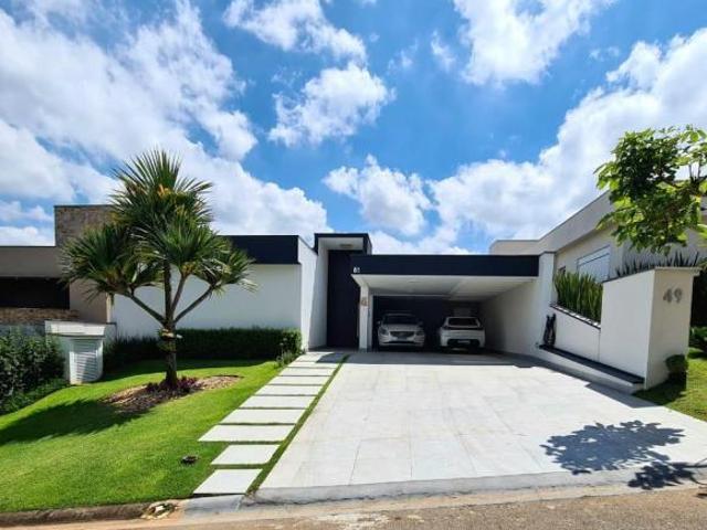 Linda casa plana com piscina e otimo acabamento com amplo quintal