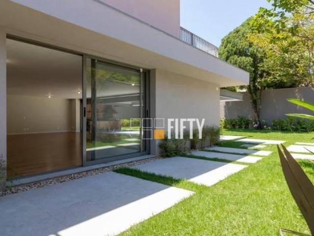 Casa à venda no Alto de Pinheiros | 4 dorms, 4 suítes, 371 m², 6 vagas | Reformado | Perto do metrô