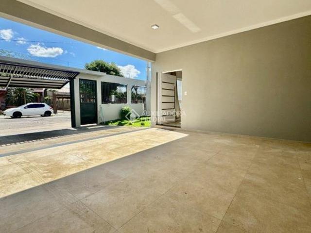 Linda casa recém reformada com 5 quartos e edícula nos fundos