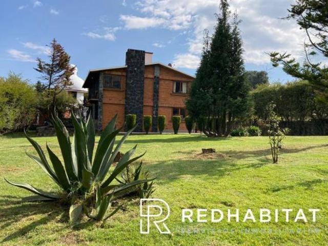 Linda casa rodeada de jardín respira aire limpio y vive en total tranquilidad