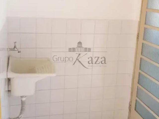 Linda Casa Térrea 90m² 2 drm, 2 wc, quintal, portão automático, 2 vagas e excelente localização