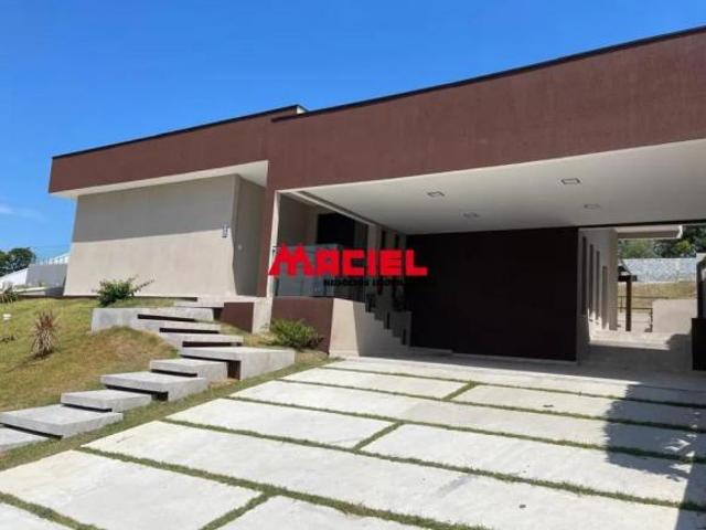LINDA CASA TÉRREA COM 4 DM, 3 SUITES, PISCINA, AREA GOURMET, CAMPINHO FUTEBOL GRAMADO
