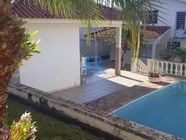 Linda casa térrea em condomínio em excelente localização