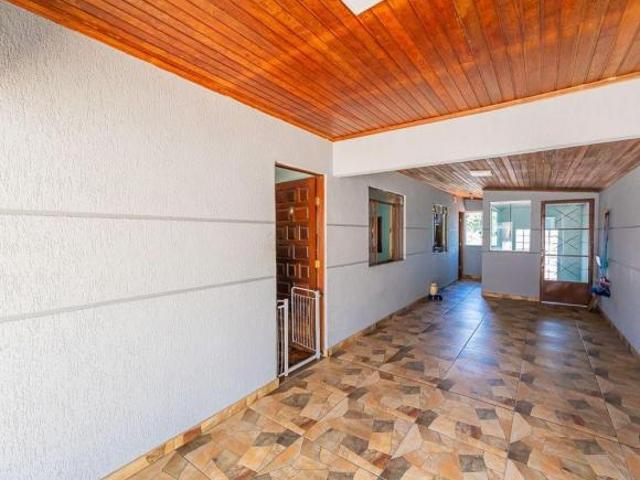 CASA TÉRREA COM QUINTAL EM COLOMBO COM 205M²