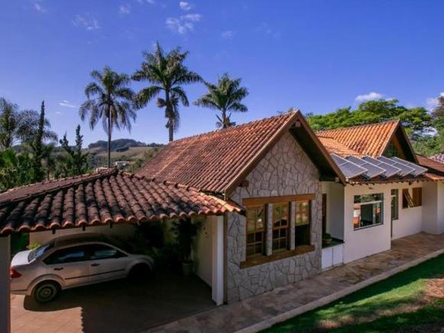LINDA CASA TÉRREA NA APRAZÍVEL BRAZÓPOLIS NO SUL DE MINAS