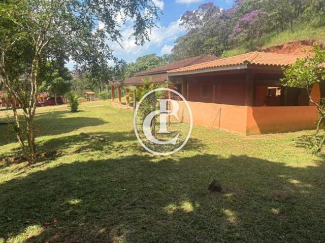 Linda chácara com cachoeira