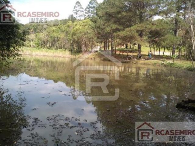Linda chácara com LAGO e nascente própria!