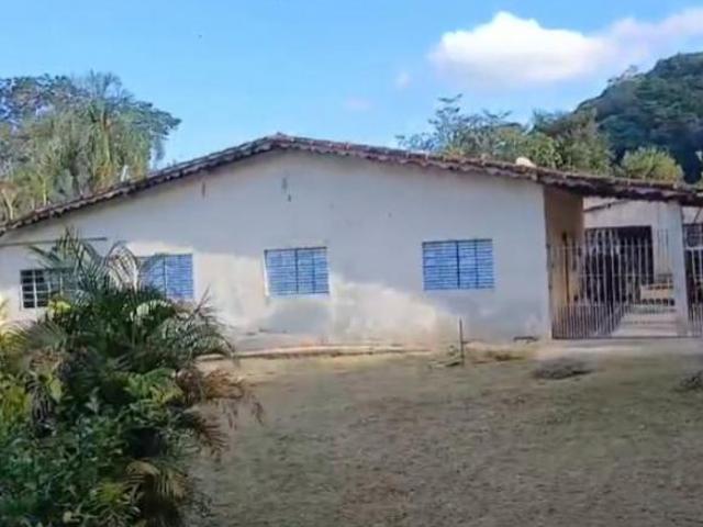 Linda chácara com lago