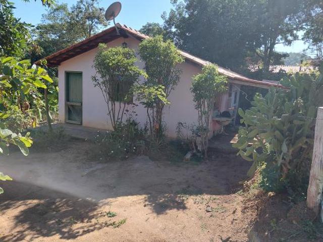 Linda Chácara 7.000m², 2 casas e 1 Chalé, Lagoa, Pomar, Internet, 6km do Centro