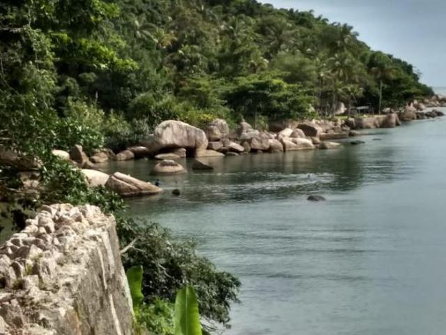 Linda localização frente mar terreno 862 m² com escritura definitiva !