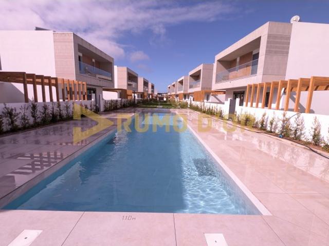 Moradia T4, garagem e piscina em Condomínio privado Albufeira