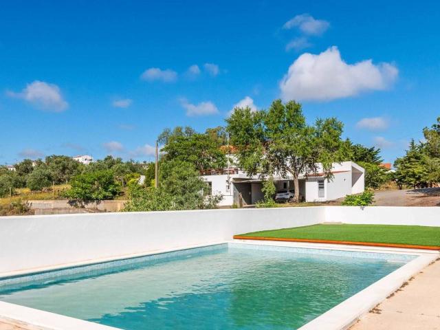 Linda moradia com 3 quartos e muito potencial com piscina, anexo e grande armazém