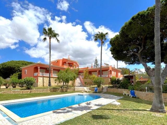 Linda moradia com piscina, garagem e jardim perto da praia e. 237m² Albufeira e Olhos de Água
