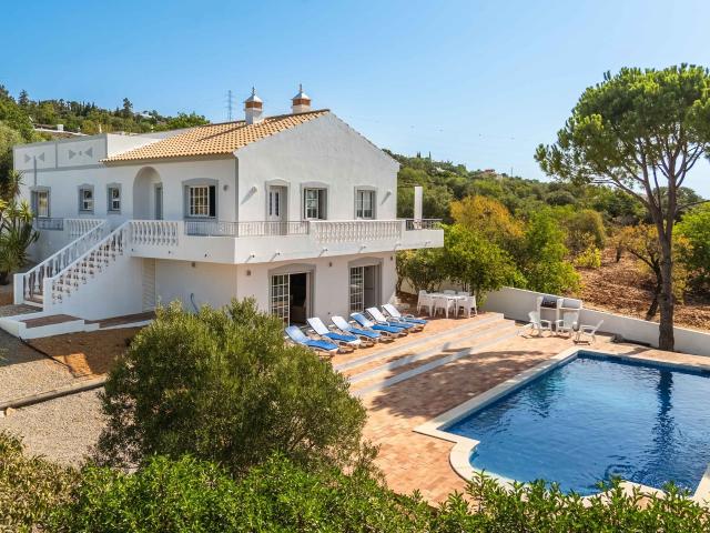 Linda moradia com piscina inserida num ambiente rural