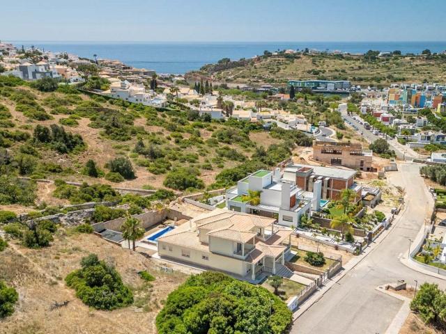 Linda moradia de 4 3+1 quartos com piscina e garagem/cave. 472m² Albufeira e Olhos de Água