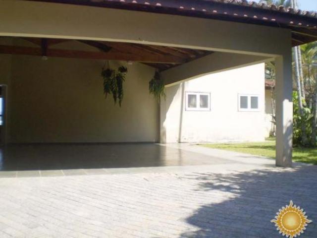 Linda residência com 5 suítes, heliporto e garagem pra barco pequeno com acesso a praia !