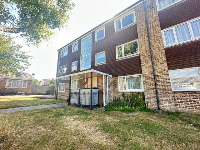Linden Close, Dunstable, Bedfordshire LU5, 2 bed flat to rent, £1,100 pcm | PrimeLocation