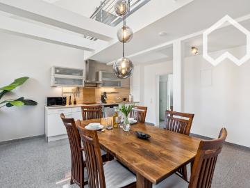 Linden Gallery Loft – Design maisonette with gallery, 75” TV, garden & parking