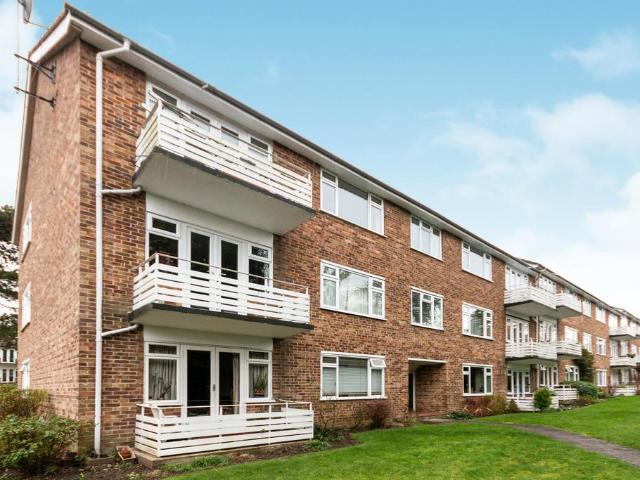 Lindfield Gardens, Guildford, GU1 2 bed flat to rent £1,695 pcm £391 pw