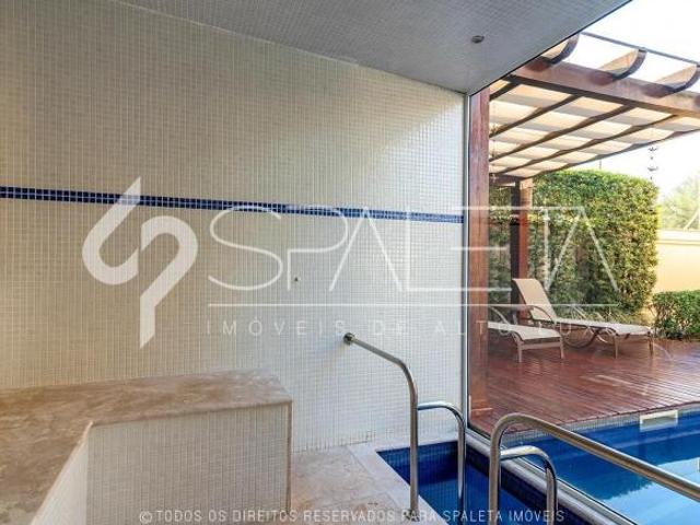 Lindíssima mansão neo clássica à venda no condomínio Jardim Acapulco no Guarujá