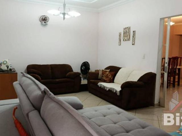 Lindíssima e espaçosa casa no coração da Vila Arens