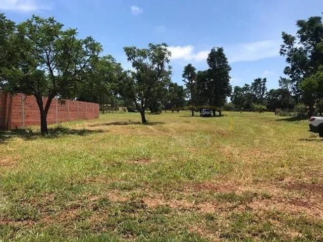 Lindo terreno há 2 quadras da represa, com 600 m², plano no Condomínio Estribo Avaré