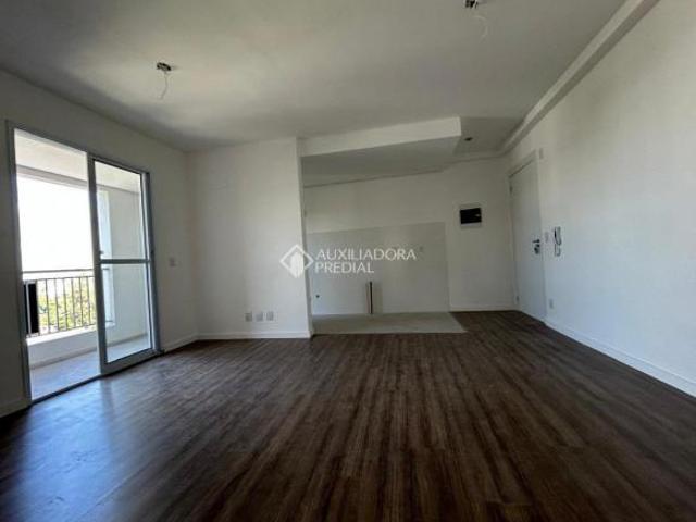 Lindo apartamento, 2 quartos, suíte, amplo living c/ sacada e churrasqueira e 2 vagas de garagem