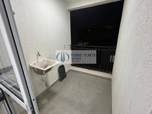 Lindo Apartamento com 2 dormitórios e Varanda na Guilhermina Esperança