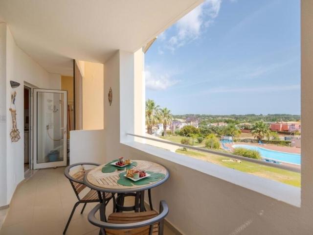 Lindo apartamento moderno de 3 quartos virado a sul com vistas encantadoras sobre a piscina e jardins