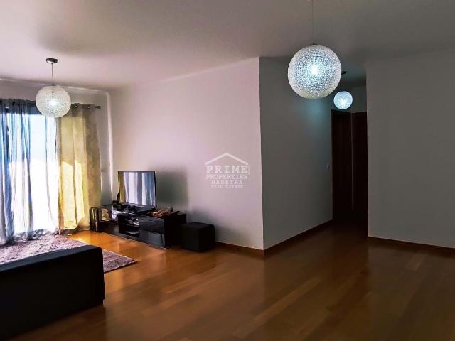Lindo apartamento no último andar com estacionamento incluído e vista desafogada para o mar