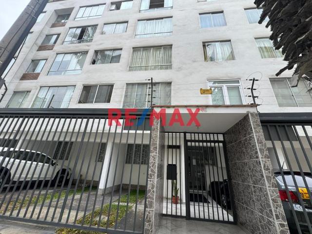 Lindo Departamento Con Cochera En 2Do Piso En Barrio Medico Surquillo