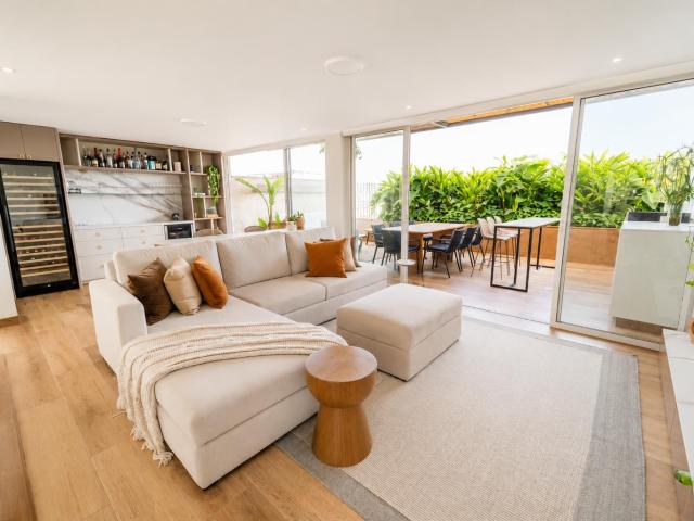 LINDO DEPARTAMENTO DUPLEX EN VENTA CON TERRAZA Y VISTA A LA CALLE EN CHACARILLA
