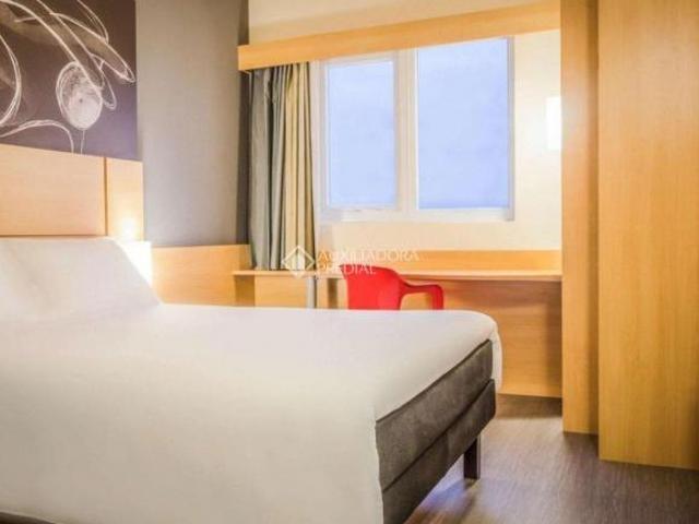 Lindo Flat da rede ÍBIS, 1 dormitório com suíte, infra, estacionamento próx Fiergs, aeroporto!