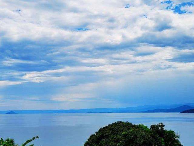 Lindo lote de terreno a venda em ilhabela, rodeado de área verde, localizado em condomínio com acess