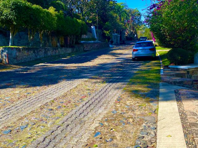 LINDO LOTE EN VENTA DENTRO DEL FRACCIONAMIENTO PINAR DE LA VENTA, CON VISTA ESPECTACULAR