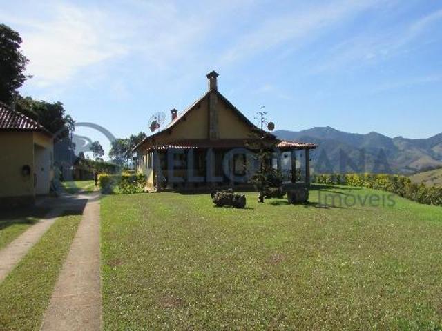 Lindo sítio em condomínio rural fechado, 5 hectares, casa sede com 400m², São Lourenço/MG