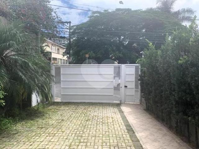 Lindo sobrado no Horto, 3 suítes, piscina com área gourmet, 4 vagas de garagem