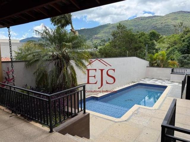 Lindo sobrado com vista para a Pedra Grande com piscina e área gourmet a venda ou locação em Atibaia