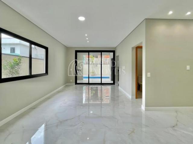 Lindo sobrado com piscina e 4 suítes, disponível para venda no Bella Città