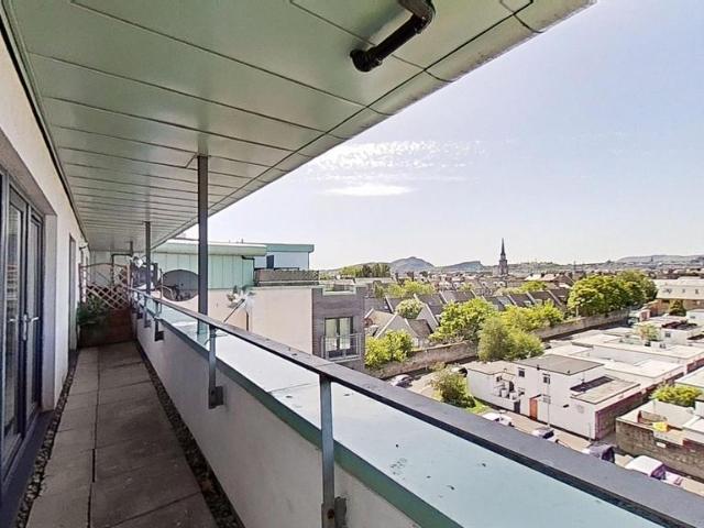 Lindsay Road, Edinburgh, EH6 3 bed flat to rent £1,750 pcm £404 pw