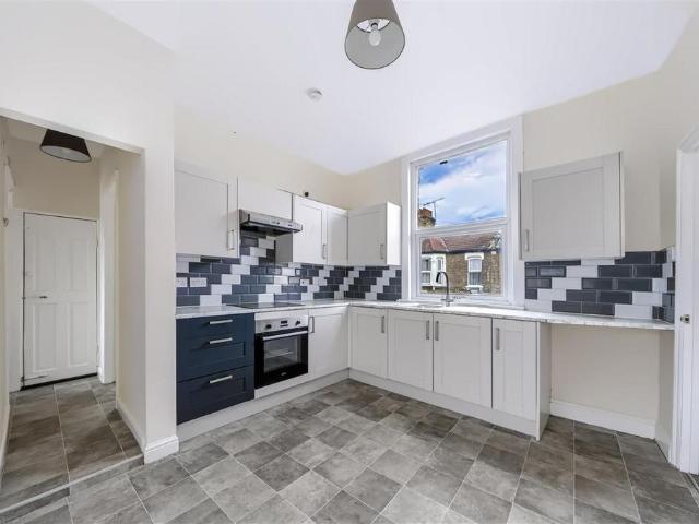 Ling Road, E16 3 bed maisonette to rent £2,100 pcm £485 pw