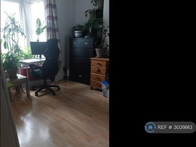 Ling Road, London, E16 2 bed flat to rent £1,700 pcm £392 pw