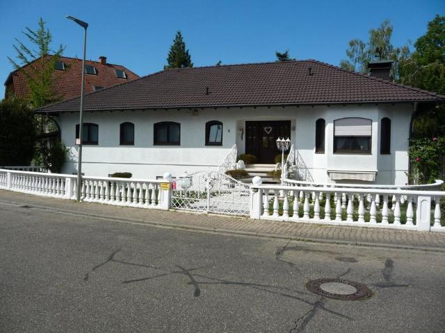 Lingenfeld stilvoller, großer Bungalow Traumgarten ohne Makler