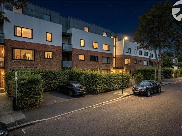 Lingfield Crescent, London, SE9 1 bed flat to rent £1,450 pcm £335 pw